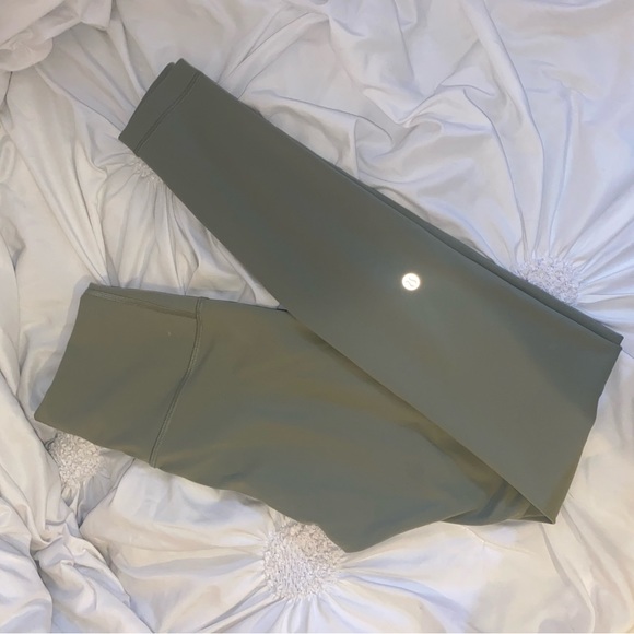 Lululemon Camo Green Brand New - Picture 2 of 2